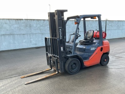 TOYOTA TONERO 2.5 TON GAS FORKLIFT 