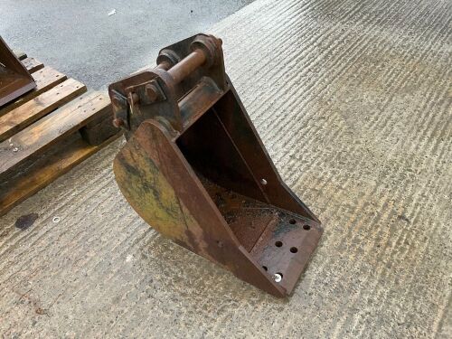 APPROX. 10" TOOTHLESS DIGGING BUCKET TO SUIT 3 TON MACHINE 