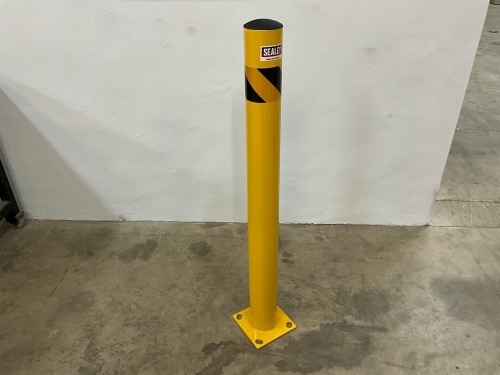 UNUSED SEALEY APPROX. 1200mm METAL BOLLARD