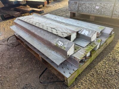 PALLET TO INC. 8No. STEEL CATNIC HEADS