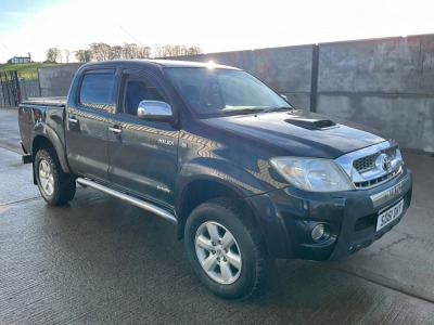 TOYOTA HILUX INVINCIBLE 3.0 D-4D DOUBLE CAB AUTOMATIC PICK UP