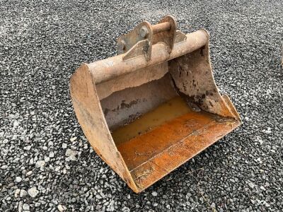 APPROX. 34" TOOTHLESS DIGGING BUCKET TO SUIT 4-8 TON EXCAVATOR