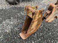 APPROX. 8" TOOTHLESS DIGGING BUCKET TO SUIT 4-8 TON EXCAVATOR