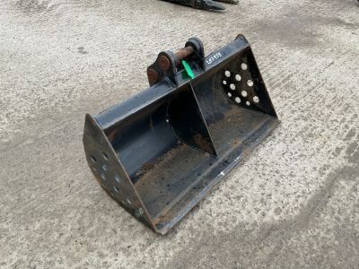 APPROX. 2ft UNUSED JCB SHUGH BUCKET TO SUIT 3 TON MACHINE
