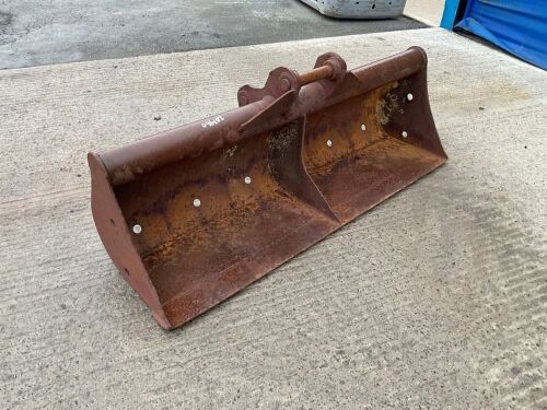 APPROX. 5ft SHUGH BUCKET TO SUIT 6 TON MACHINE