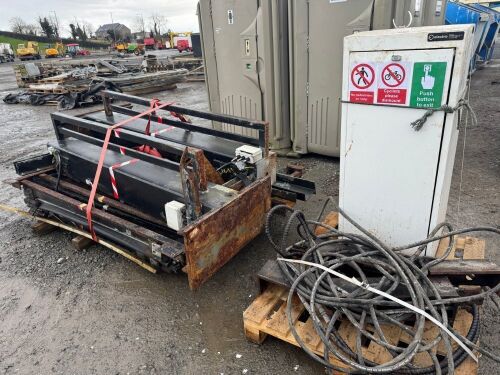 APPROX. 7.5m BI-FOLDING METAL GATE & CONTROLS