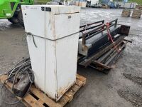 APPROX. 7.5m BI-FOLDING METAL GATE & CONTROLS - 4