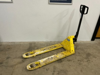 TOYOTA 2.3 TON PALLET TRUCK