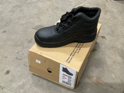 UNUSED SIZE 4 WORKBOOTS