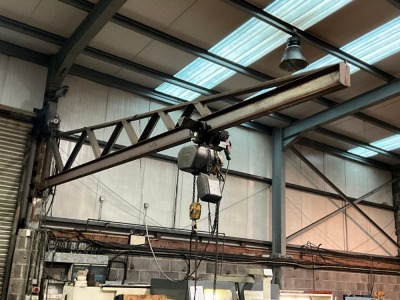 SWING CRANE WITH ELECTRIC CHAIN HOIST