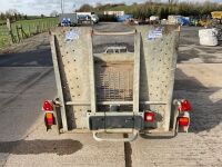 APPROX. 9ft x 4.6ft IFOR WILLIAMS 2700KGS TWIN AXLE BEAVERTAIL PLANT TRAILER - 13