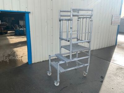 MOBILE ALUMINIUM PODIUM