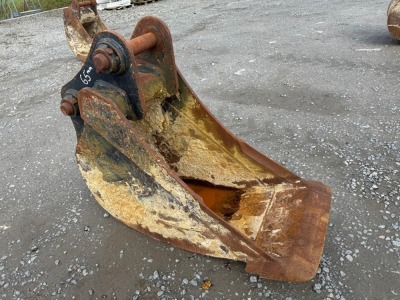 APPROX. 2ft JCB TOOTHLESS DIGGING BUCKET TO SUIT 13 TON MACHINE