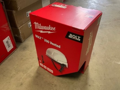 UNUSED MILWAUKEE BOLT 200 VENTED HARD HAT