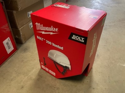 UNUSED MILWAUKEE BOLT 200 VENTED HARD HAT