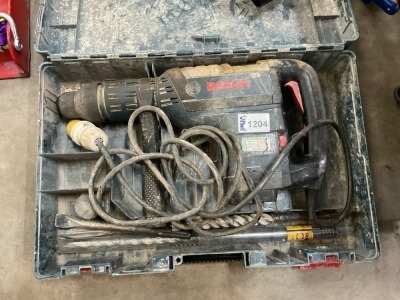 BOSCH 110v CHIPPING HAMMER & CASE