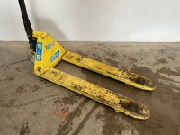 TOYOTA 2300kgs PALLET TRUCK - 2