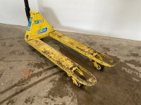TOYOTA 2300kgs PALLET TRUCK - 3