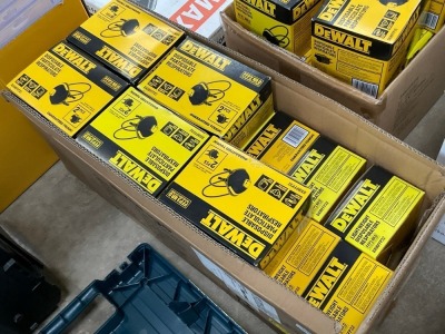 BOX LOT TO INC. LARGE QTY OF DEWALT DISPOSABLE PARTICULATE RESPIRATORS