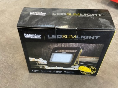 UNUSED DEFENDER 110V LED 20W SLIM LIGHT