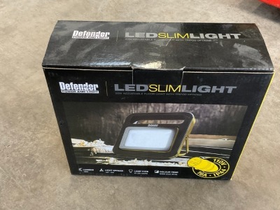 UNUSED DEFENDER 110V LED 20W SLIM LIGHT