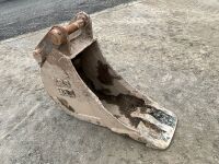 APPROX. 18" TOOTHLESS DIGGING BUCKET TO SUIT 13 TON MACHINE