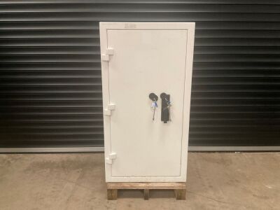 CHARVAT NEUTRON STAR SIZE 6 GRADE III SAFE C/W KEYS&nbsp;