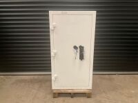 CHARVAT NEUTRON STAR SIZE 6 GRADE III SAFE C/W KEYS&nbsp;