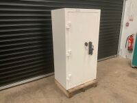 CHARVAT NEUTRON STAR SIZE 6 GRADE III SAFE C/W KEYS&nbsp; - 2