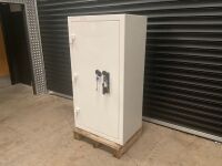 CHARVAT NEUTRON STAR SIZE 6 GRADE III SAFE C/W KEYS&nbsp; - 3