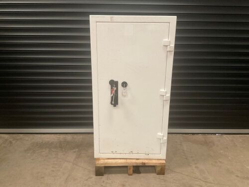 CHARVAT NEUTRON STAR SIZE 6 GRADE III SAFE C/W KEYS