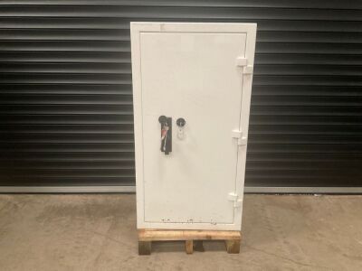 CHARVAT NEUTRON STAR SIZE 6 GRADE III SAFE C/W KEYS