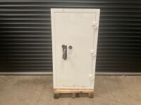 CHARVAT NEUTRON STAR SIZE 6 GRADE III SAFE C/W KEYS