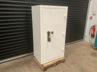 CHARVAT NEUTRON STAR SIZE 6 GRADE III SAFE C/W KEYS - 2