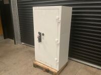 CHARVAT NEUTRON STAR SIZE 6 GRADE III SAFE C/W KEYS - 3