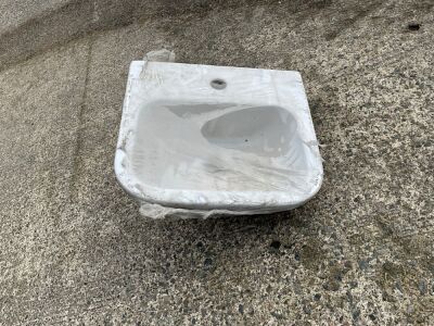 1No. UNUSED WHITE CERAMIC SINK