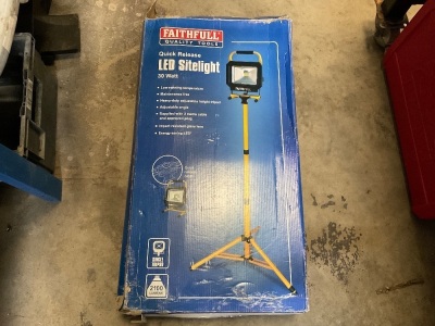 UNUSED FAITHFULL 30W LED 110V SITE LIGHT & STAND