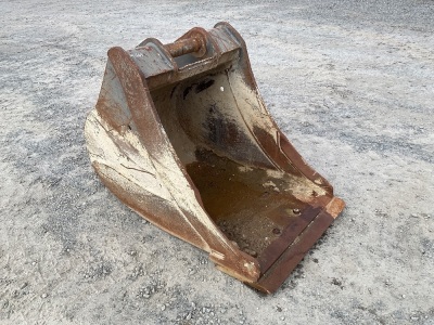 APPROX. 3ft TOOTHLESS DIGGING BUCKET TO SUIT 20 TON EXCAVATOR