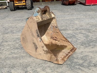 APPROX. 3ft TOOTHLESS DIGGING BUCKET TO SUIT 20 TON EXCAVATOR