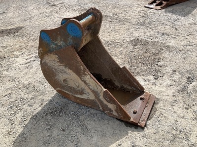 APPROX. 18" STRICKLAND TOOTHLESS DIGGING BUCKET TO SUIT 13 TON EXCAVATOR