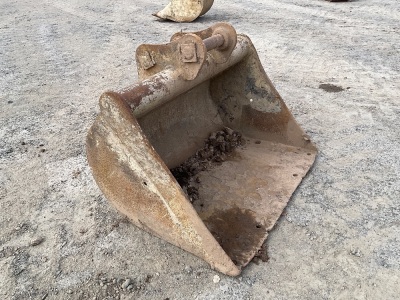 APPROX. 3ft TOOTHLESS DIGGING BUCKET TO SUIT 6-8 TON EXCAVATOR