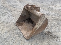 APPROX. 3ft TOOTHLESS DIGGING BUCKET TO SUIT 6-8 TON EXCAVATOR - 3