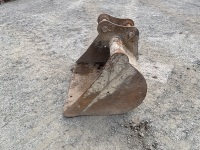 APPROX. 3ft TOOTHLESS DIGGING BUCKET TO SUIT 6-8 TON EXCAVATOR - 8