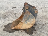 APPROX. 16" STRICKLAND TOOTHLESS DIGGING BUCKET TO SUIT 6-8 TON EXCAVATOR - 8