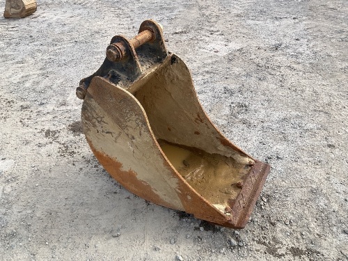APPROX. 16" TOOTHLESS DIGGING BUCKET TO SUIT 6-8 TON EXCAVATOR