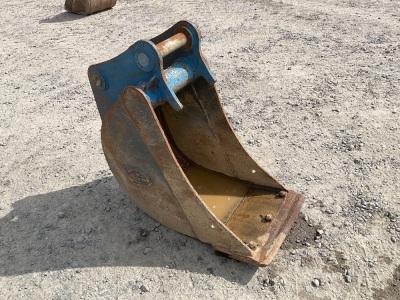 APPROX. 16" STRICKLAND TOOTHLESS DIGGING BUCKET TO SUIT 6-8 TON EXCAVATOR