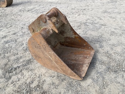 APPROX. 2ft TOOTHLESS DIGGING BUCKET TO SUIT 6-8 TON EXCAVATOR