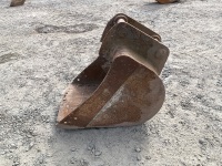 APPROX. 2ft TOOTHLESS DIGGING BUCKET TO SUIT 6-8 TON EXCAVATOR - 8