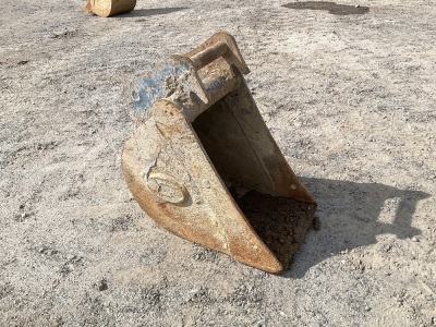 APPROX. 1ft STRICKLAND TOOTHLESS DIGGING BUCKET TO SUIT 2-3 TON EXCAVATOR
