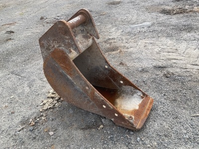 APPROX. 1ft TOOTHLESS DIGGING BUCKET TO SUIT 4-6 TON EXCAVATOR